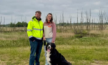 Oppas Silke samen met haar vriend en een oppas-hond in de natuur