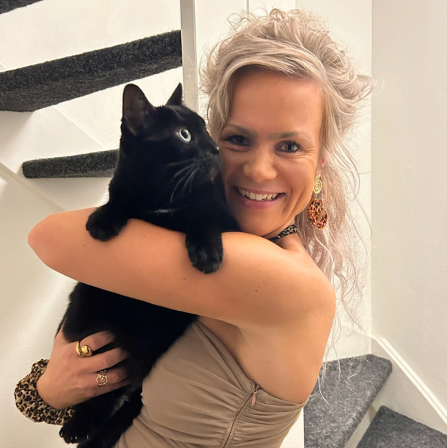 Sonja houdt een zwarte kat vast