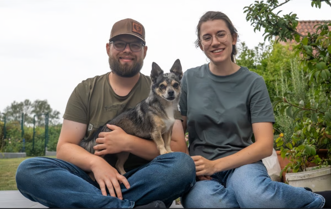 Silke en haar vriend met een oppas-hond